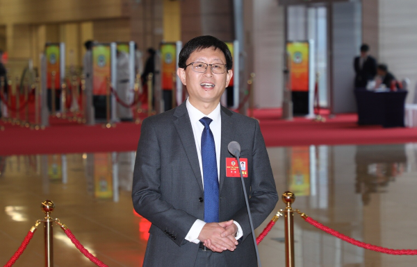 省政協委員、中山大學附屬第一醫院耳鼻咽喉科副主任李?。鹤屄稜I經濟從“網紅”變“長紅”